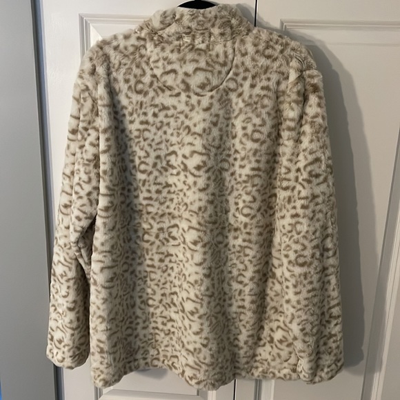 Pink lily leopard print pull over, size large - Picture 2 of 4